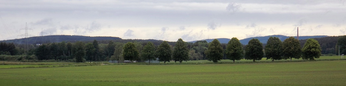 Eichenberg und hinter dem Buchtal-Kamin Friedrichsberg